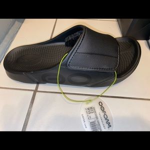 Oofos slippers, never used , unisex size M13/W15